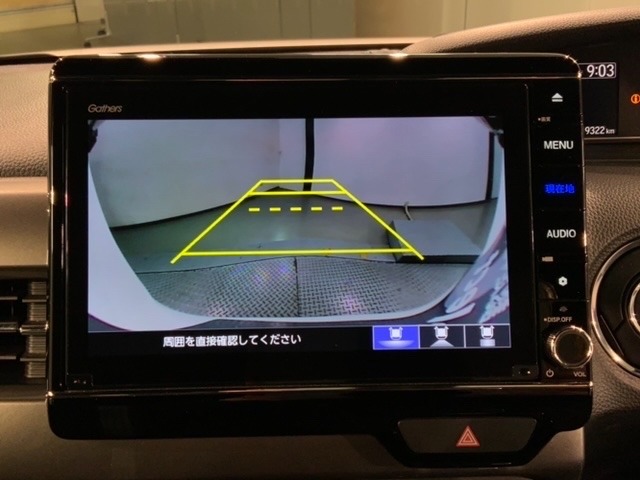 リバースギアに入れるだけで後方の表示へ切り替わります。夜間や雨の日の駐車も楽になりますよ。