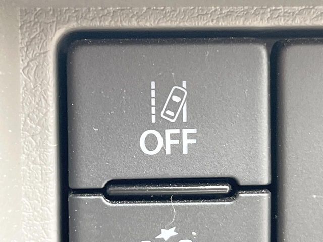 【車線逸脱警報】道路上の白（黄）線を認識し、意図せず走行中の車線からはみ出しそうになった時、メーター内の警告灯とブザーで注意喚起してくれる安心・安全機能です♪