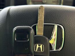【キーレス】少し離れた場所からでもボタン一つでドアの開錠・施錠ができるのでとっても便利！ドアの鍵穴周りに傷をつけることもありません♪