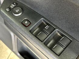 【電動格納ミラー】サイドミラーは電動格納式となっており、狭い駐車場でもキズがつくリスクを抑えられます。
