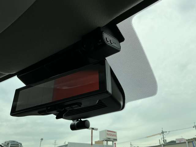 日産オリジナルドライブレコーダー車室内カメラによる車内および車側面の撮影記録が駐車時の安心を高めるとともに、走行中の幅寄せ対策や後方撮影（リヤガラス越し）にも対応しています。