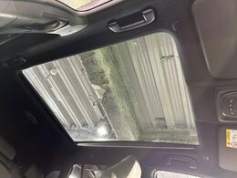 【ガラスルーフ】ガラスルーフ搭載で車内の解放感が一気にアップ！開放的なドライブをお楽しみいただけます。