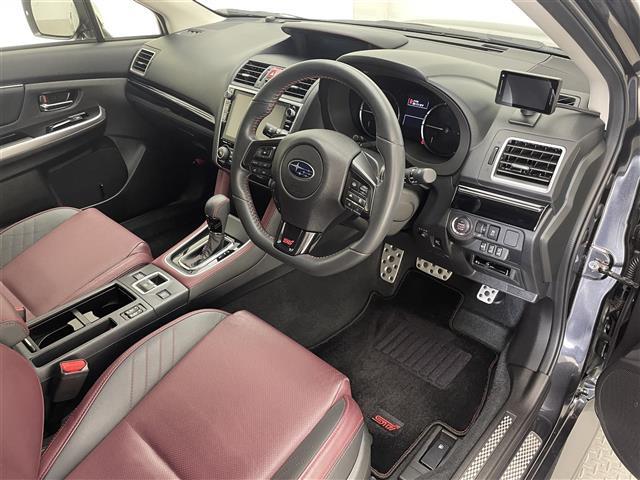 【運転席】座り心地が良いシートなので長時間の運転でも快適にお過ごしいただけます。新品のフロアマットのご注文も可能です。掲載箇所以外にご希望の写真がございましたらお気軽にお問い合わせ下さい。