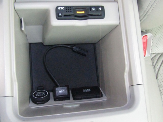 コンソールボックスの中には、ETC車載器とUSB接続端子、アクセサリーソケットが装備されています。
