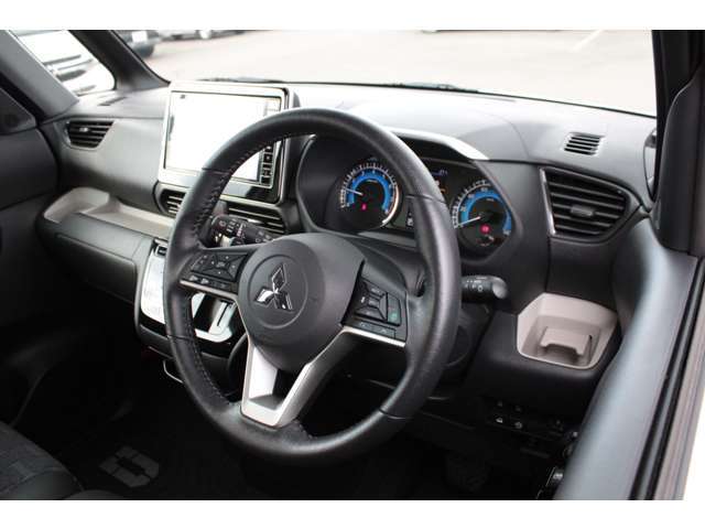 飽きのこないインテリアデザイン。小物入れなど嬉しい装備が満載です