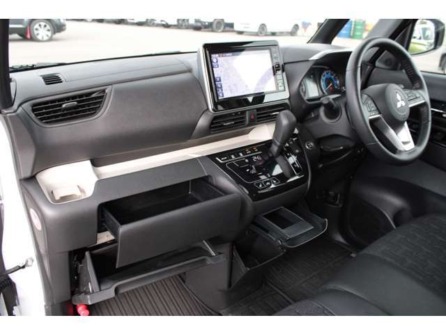 手の届く所に、便利な収納スペースがありますよ。