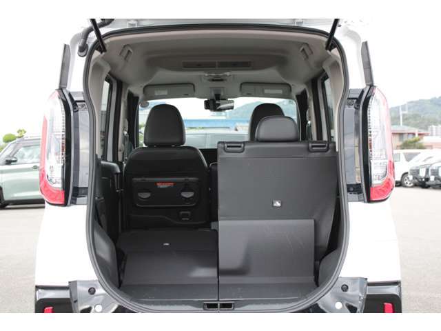 後席シートが5：5に分割となり乗車スペースも確保しながら長い荷物も積み込めます！