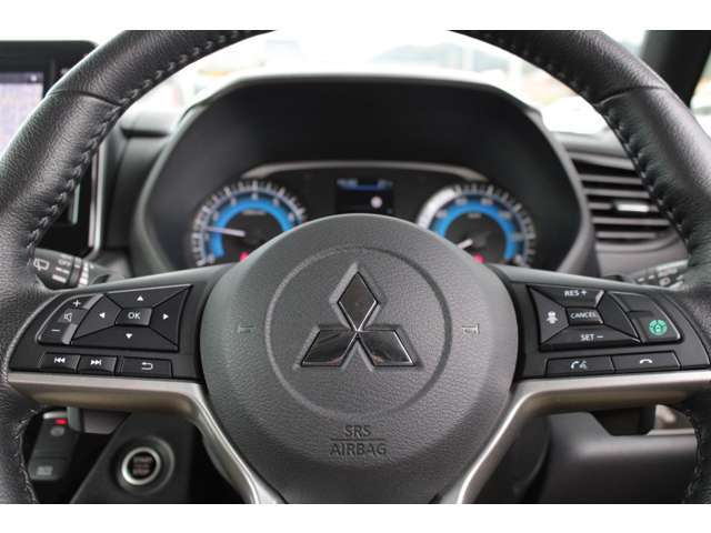 ステアリングには、オーディオリモコンや、ドライバーサポート機能の操作スイッチが備わっています。