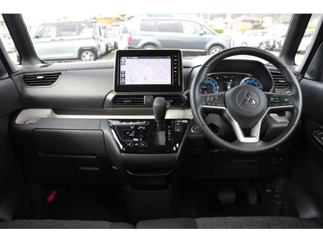 インパネシフトですので、運転席足元もゆったり、広々快適です♪助手席へのウォークスルーも楽々可能！