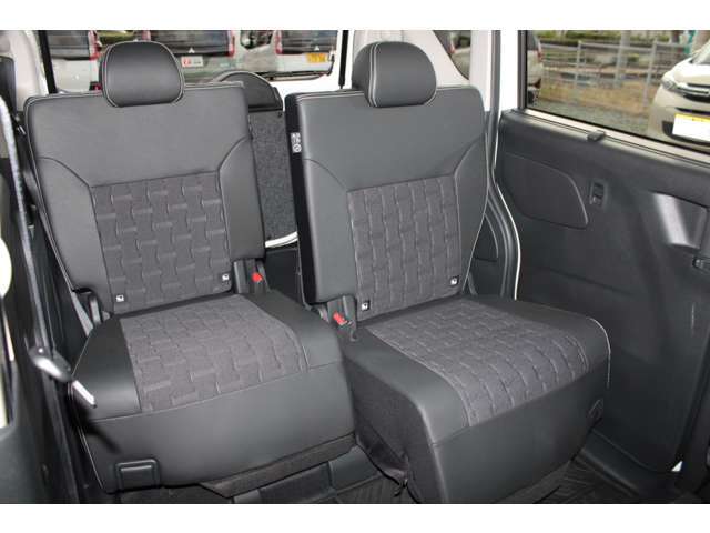 後席もリクライニング＆スライドが可能なので、体の大きな方でもゆったり座れます！