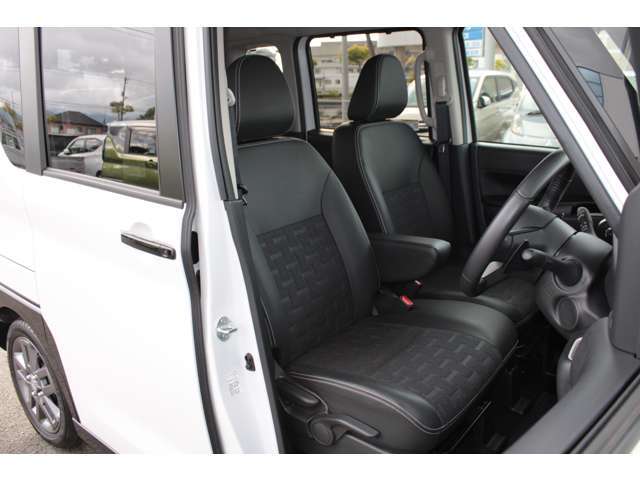 フロントベンチシートには、アームレスト装備ですのでドライブ中に疲れを和らげます。