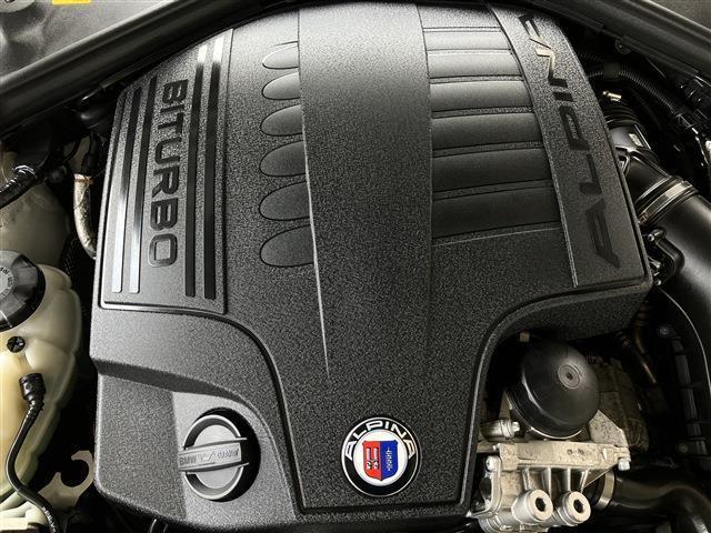 ビターボに搭載された3L直列6気筒DOHCターボエンジンは、410馬力トルク61.2kgを発揮。スペックだけでは分からないアルピナレシピの上質な走りを是非ご堪能下さい！！