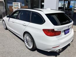 3シリーズをベースとしてアルピナによってチューニングされたモデルがこのB3で、エアロパーツやパワートレインの他20インチホイール等専用パーツが使用され、その美しさと力強さは特別な雰囲気を感じられます。