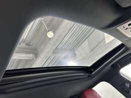 【ムーンルーフ】天井から太陽の穏やかな光や爽やかな風を取り込むことができる、レクサスの「サンルーフ」です！頭上のスイッチでムーンルーフを開閉することができます。