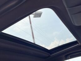 【サンルーフ】開放感たっぷりの希少装備、サンルーフが装着されています！車内に明かりを取り入れたり景色を楽しむ以外にも、車内の空気も簡単に換気できて快適です！