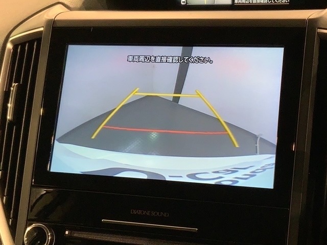 リバースギアに入れるだけで後方の表示へ切り替わります。夜間や雨の日の駐車も楽になりますよ。