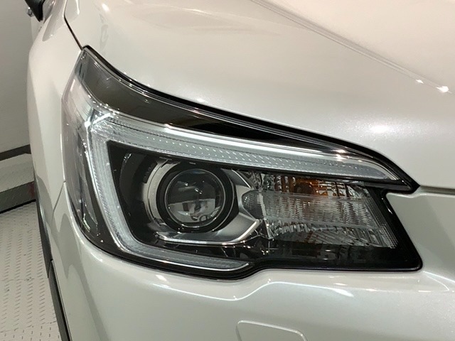 LEDヘッドライトは、点灯の瞬間から最大光量を発揮し、突然暗くなるトンネルなどでの安定感を高めます。