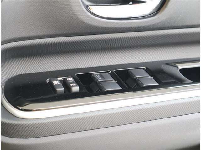 パワーウィンドウのスイッチです。　運転席に居ながら助手席の窓を開け閉めできるので便利ですよ。