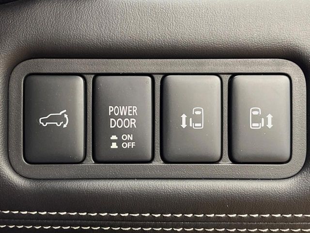 【両側パワースライドドア】スマートキーや運転席のスイッチで後席両側スライドドアの開閉が可能♪電動だから力を入れてドアを開ける必要が無く、小さなお子様でも簡単に開け閉めでき快適です♪
