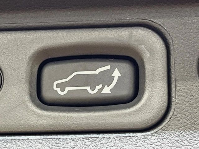 【パワーバックドア】スマートキーや運転席のボタンを押すだけでリアゲートが自動で開閉します！荷物を持っている時や、高い位置にあるバックドアを閉める際に便利な機能です♪