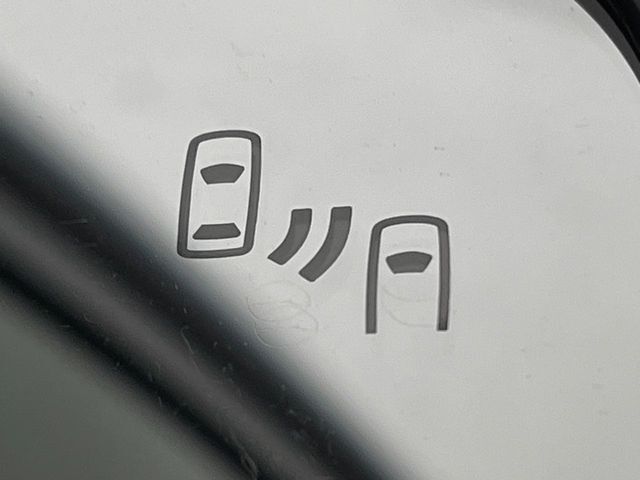 【ブラインドスポットワーニング】走行中、ドアミラーの死角になりやすい箇所に後続車が接近するとサイドミラー付近に警告を表示、ドライバーに注意喚起をしてくれます。