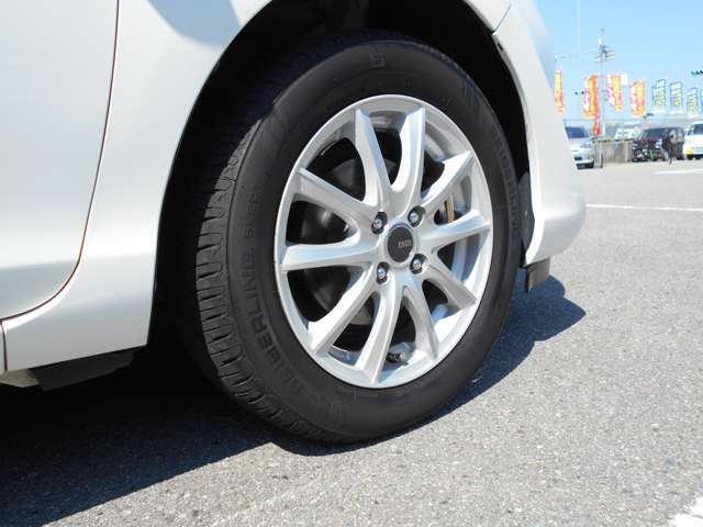 15インチアルミホイールを装備☆タイヤサイズは185/60R15です！