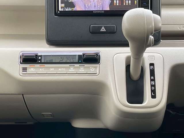 オートエアコン装備で快適な空調を保ちます。