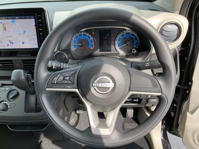 ハンドルは軽やかに回り気持ちよく運転ができます。