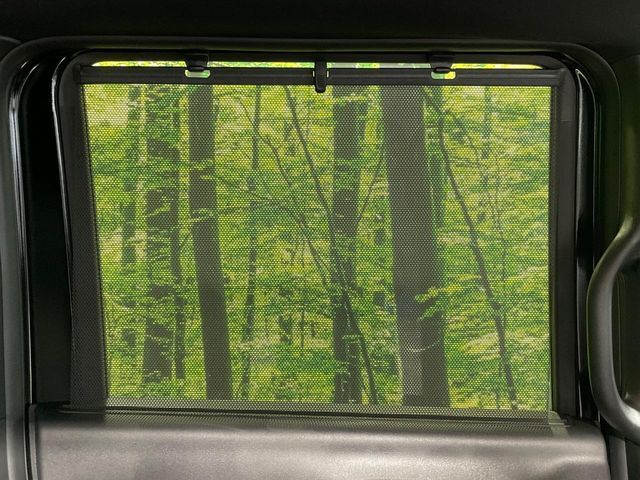 【ロールシェード】日差しや車外からの光が眩しいときにサッと引き出して使える、ロール格納タイプのサンシェードを装備。後席に乗ったお子様がウトウトしだした時など、ぜひご活用ください♪