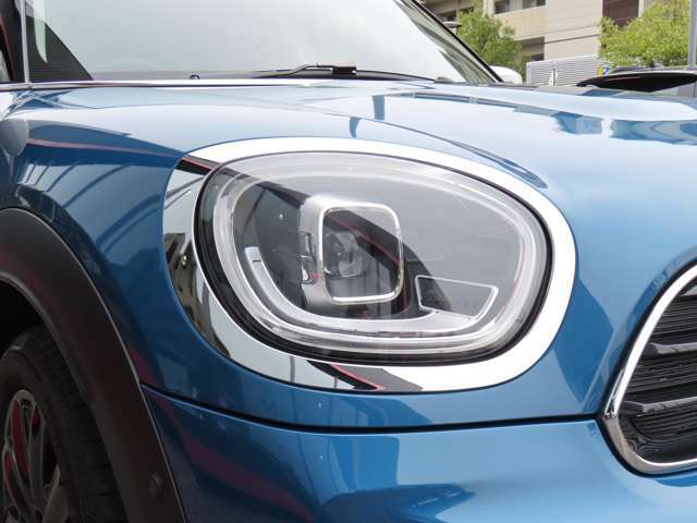 LEDヘッドライトはイルミネーションリング・ヘッドライト・ハイビーム・フォグライトの全てにLEDを導入しています。夜間対向車に不快を与えることなく安全の為にクリアな視界を確保できます。