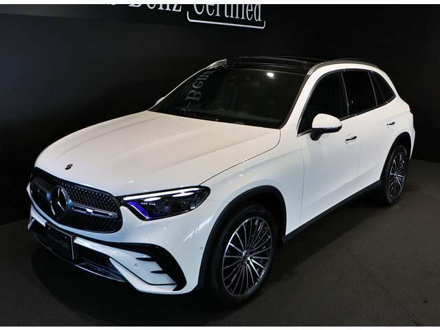 メルセデス独自の厳しいチェックを通過したクルマのみ「サーティファイドカー」と呼ばれます。メルセデスの認定中古車「サーティファイドカー」には、100項目にも及ぶ点検・整備項目が設定されています。