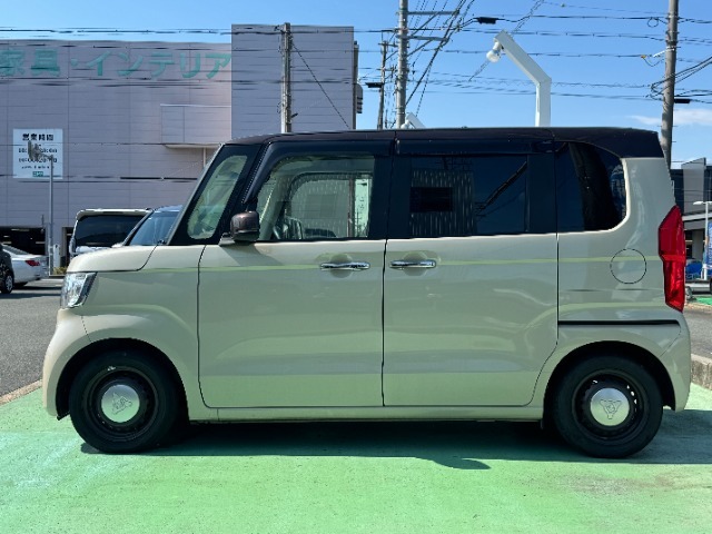 当社の車両には『安心して車選びをしていただくために』お支払い総額を表示しております。税金、自賠責保険料、登録費用、リサイクル料金が含まれており、県内登録及び届出で店頭納車の場合になります