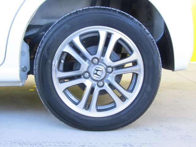 当社にてタイヤ交換も承っております●新品タイヤから中古タイヤやスタッドレスタイヤ等も当社でお安く承りますよ●もちろん社外アルミホイールの取付も承っております●お気軽に当店スタッフまでご相談下さいね●