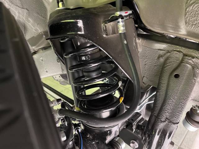 お車を安心してお乗りいただく為には、足回りの定期点検が欠かせません。サービスサポート（有償保証）では無料点検もご提供しており、安心のカーライフをお過ごしいただけるサポート体制が整っています。
