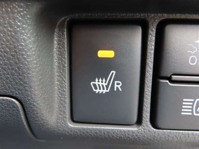 運転席にはシートヒーターが付いています。最近の冬場は例年よりも寒くなっています。。。シートヒーターがあるとないとじゃ大違い！ぜひお試しあれ！