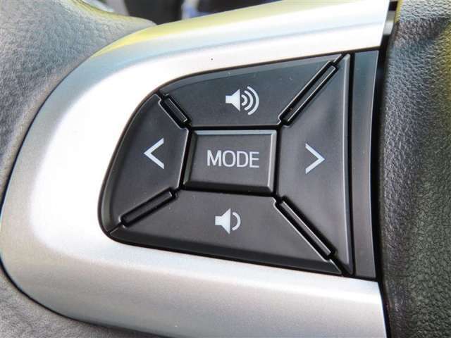 運転中、オーディオの操作をしてて、ハッとしたことはありませんか？ステアリングスイッチは、運転中でもハンドルでオーディオの操作が可能です。安全なドライブをサポートします。
