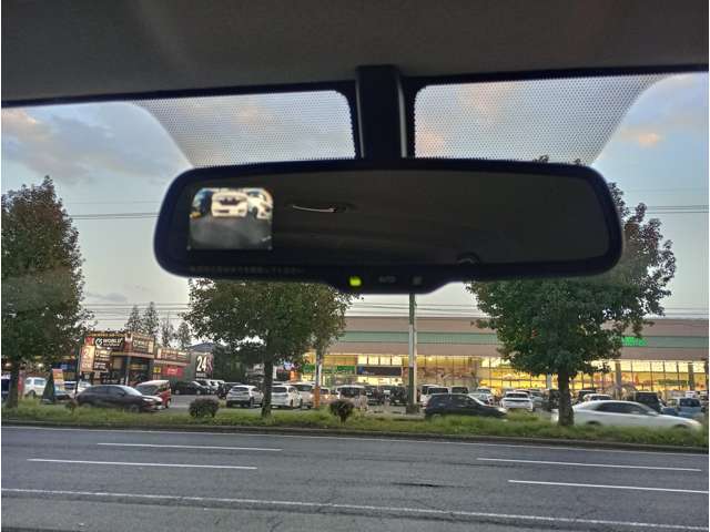 バックモニター内蔵ルームミラーで駐車時も安心です♪