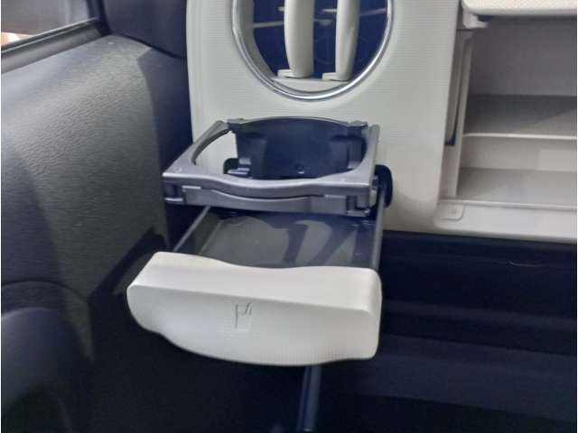 便利なドリンクホルダー付き♪長時間のドライブも安心ですね(*^▽^*)