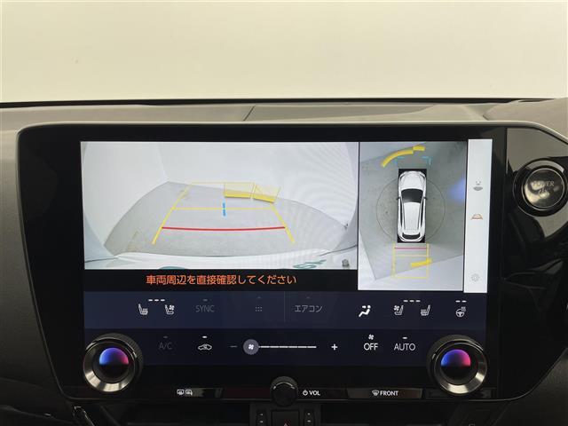 【パノラミックビューモニター】クルマを真上から見下ろした視点で駐車をサポートします！クルマの斜め後ろや真横など、いち早く障害物に気が付くことができます。