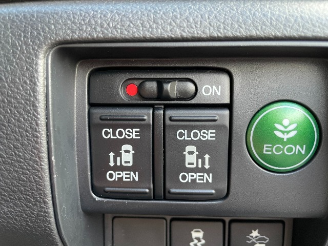 運転席右側に電動スライドドアのスイッチがついています。