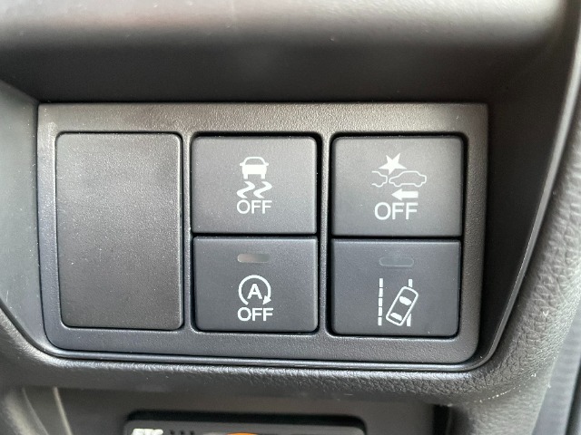 運転席右側に衝突軽減ブレーキ【CMBS】のスイッチや路外逸脱抑制システムのスイッチ等がついています。