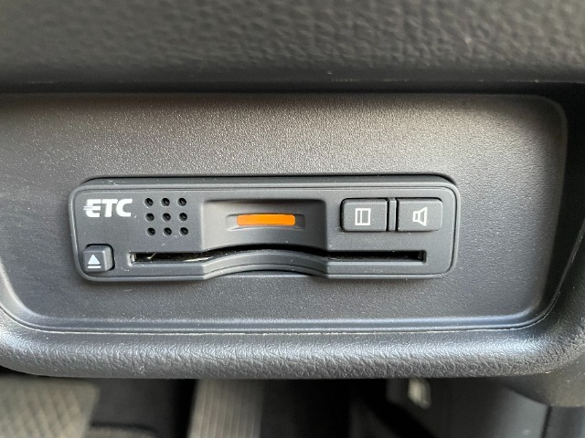 運転席右下にETCがついています。