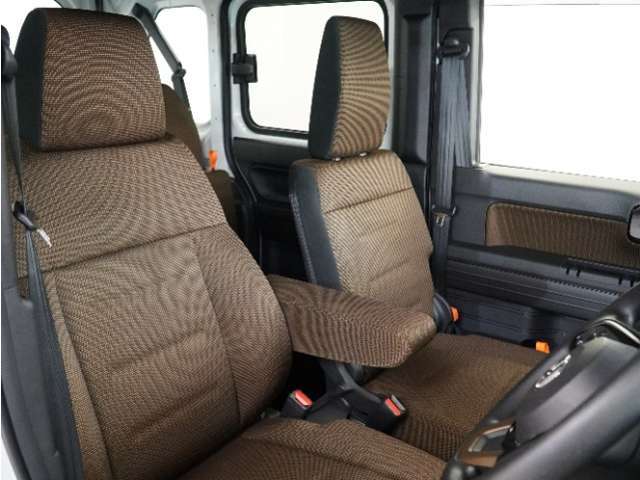 運転席のスペースはゆったりしていていながらも、腰のホールドを増やし長時間乗っても疲れにくいシートとなっております。また座面も頻繁な乗り降りでも破れにくい縫製となっております。