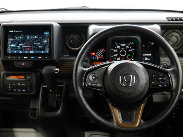 運転にかかわる様々な操作を安全に行えるように視点移動が少なく、操作性に配慮されたスイッチ類が凝縮されたコクピットです。