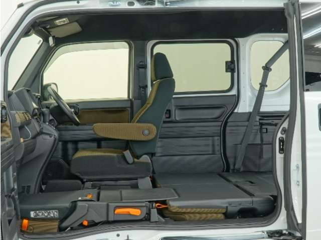 助手席側ドアはピラーレスとなっており、大きな荷物の出し入れがとてもし易くなっております