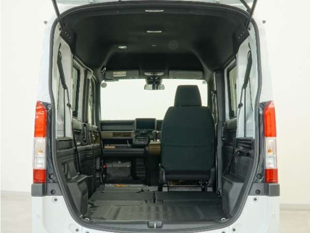2列目シートと助手席を倒すことで、運転席以外のすべての空間がフラットな荷室となります。フラットな荷室になるので、脚立や絨毯などの長尺の荷物の積載にも対応しております。