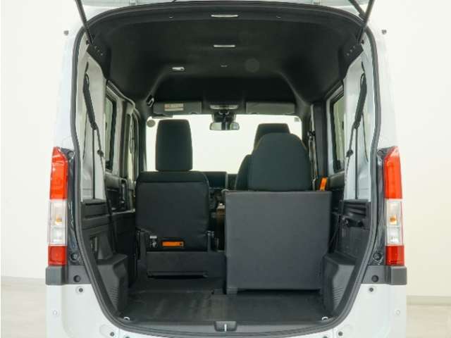 2列目シートは左右独立で倒すことができます。3人乗車状態でより多くの荷物を積むことができます。