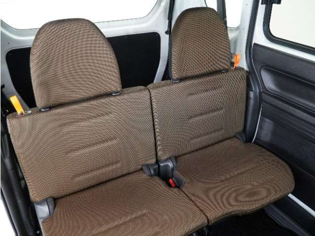 2列目シートです　簡単な操作で折りたたむことが可能で、フラットな荷室となります。