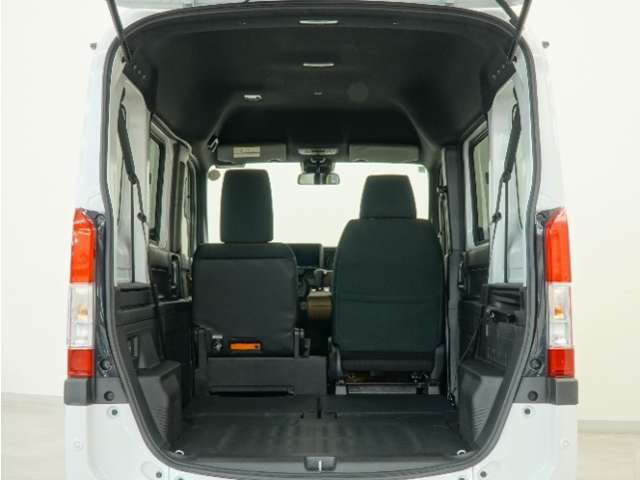 2列目シートを倒すことで、大変広いラゲッジスペースとなります。大きな荷物を積んだりと様々な用途にご利用いただけます。