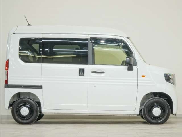 リアドアは左右スライドドアとなっております。　群馬の強い風でもドアが煽られることがないので、狭い場所でも安心して荷物などを下すことが可能です。